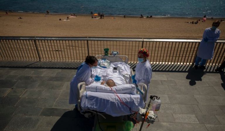Spagna, l'ospedale che porta i pazienti guariti dal Covid sul mare