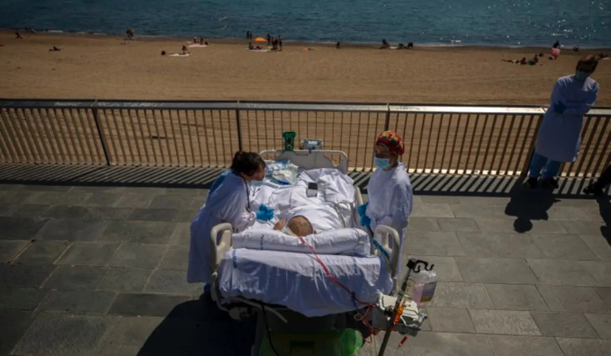 Spagna, l'ospedale che porta i pazienti guariti dal Covid sul mare