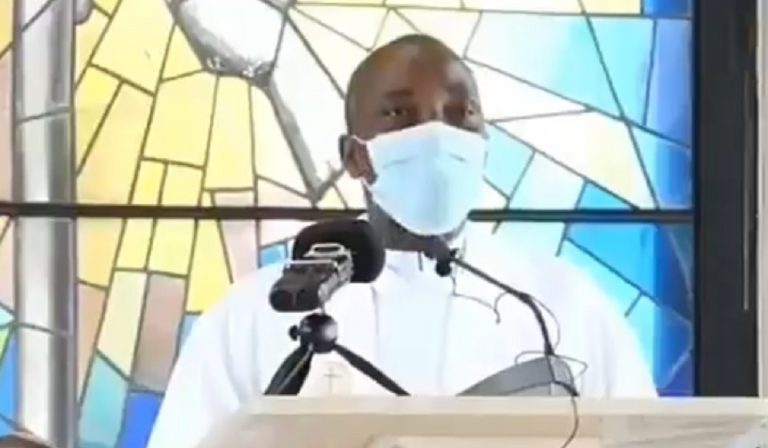 Coronavirus, morto prete con indosso mascherina