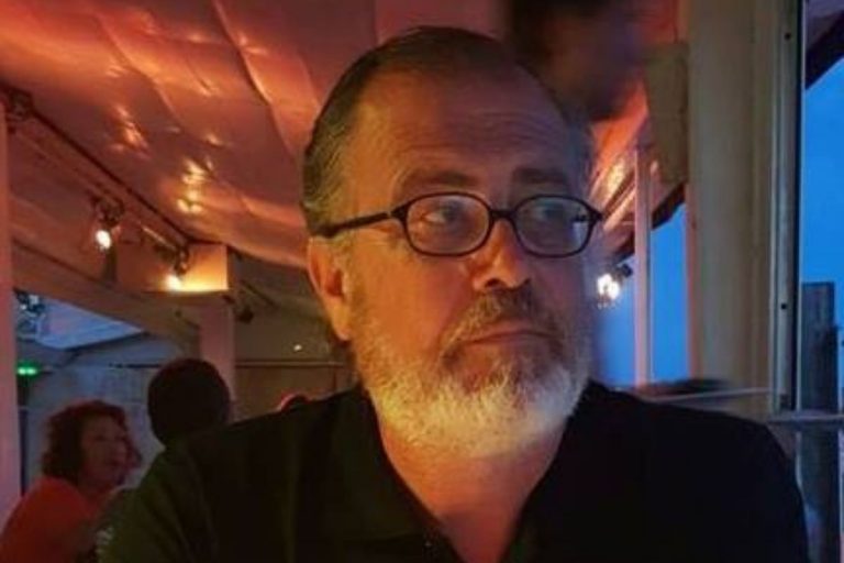 padre ucciso bruciato dal figlio