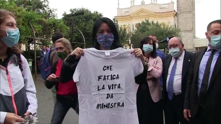 Polemiche per la maglia della ministra Azzolina