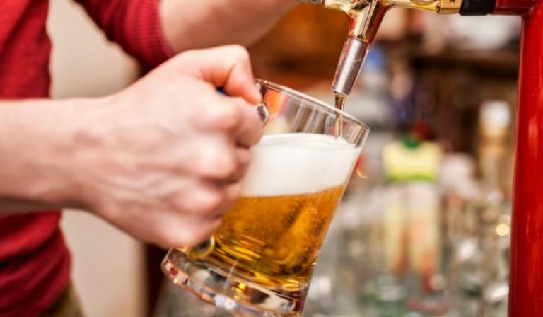 Torino, vanno al pub per recuperare il portafogli: il titolare spara