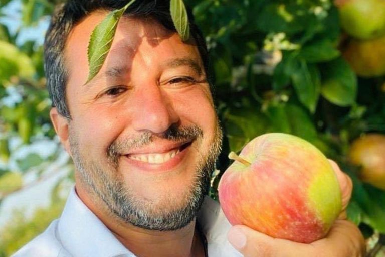 salvini male spalla selfie