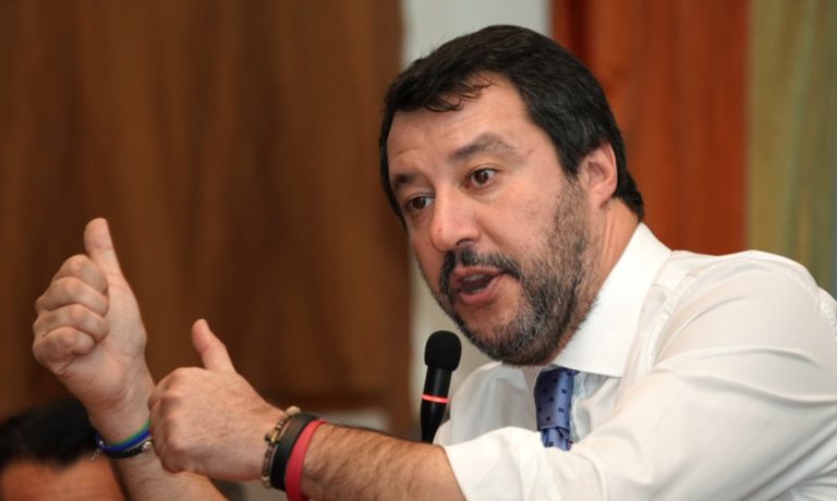 Matteo Salvini sugli appalti dei banchi a scuola