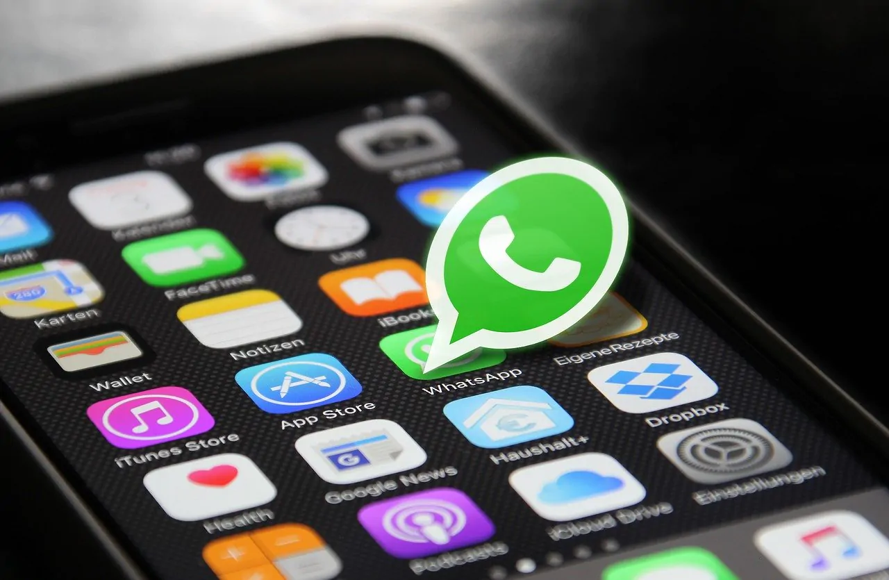 Scuola, finte ordinanze dei sindaci per vietare Whatsapp alle mamme