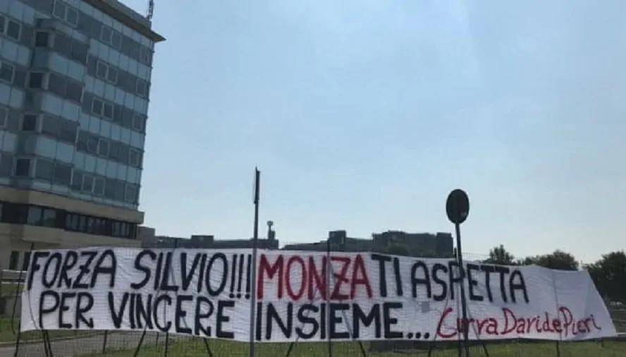 Striscione davanti al San Raffaele