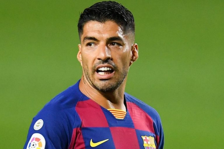 momento la Juventus non è indagata, ma la sua posizione rischia di aggravarsi in merito al caso della cittadinanza italiana di Luis Suarez. Florenza Sarzanini del Corriere della Sera, infatti, scrive di nuove intercettazioni tra l'avvocatessa Maria Turco, che rappresenta i bianconeri, e il direttore generale dell'università di Perugia Simone Olivieri. Secondo la ricostruzione del quotidiano la legale dello studio di Luigi Chiappero ha telefonato almeno tre volte al vertice dell'ateneo umbro per accelerare i tempi dell'esame dell'uruguaiano inizialmente fissato al 22 settembre e poi anticipato al 17.