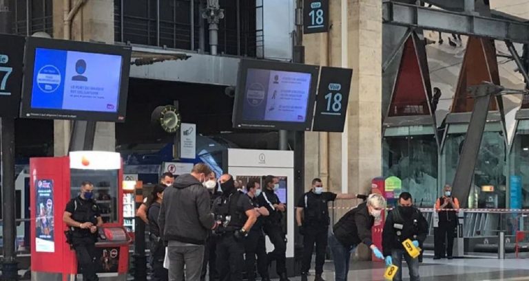 uomo accoltellato parigi