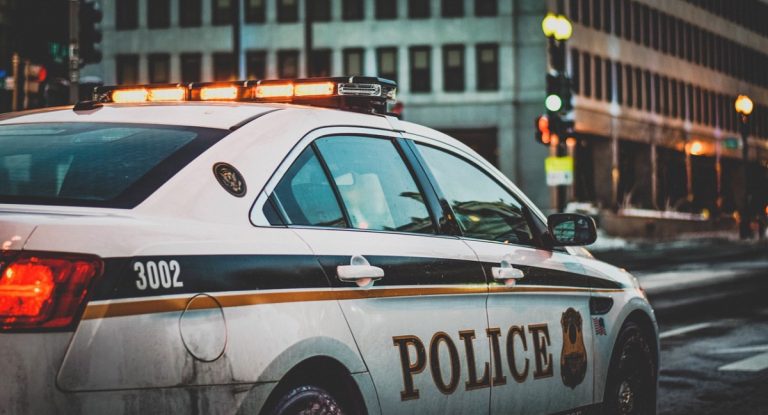 Uomo spara alla polizia