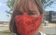 In Texas, un'insegnante è stata licenziata per aver messo a scuola una mascherina con la scritta "Black Lives Matter"