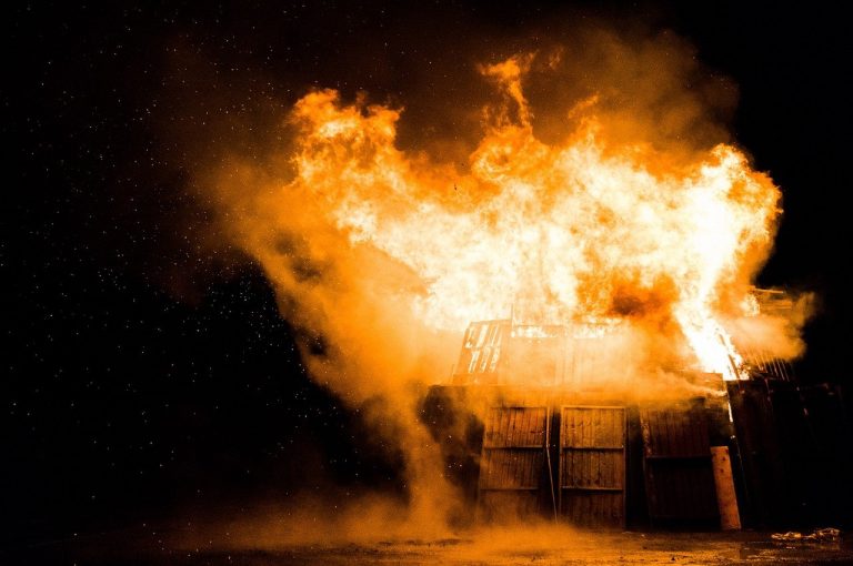18enne dà fuoco al locale
