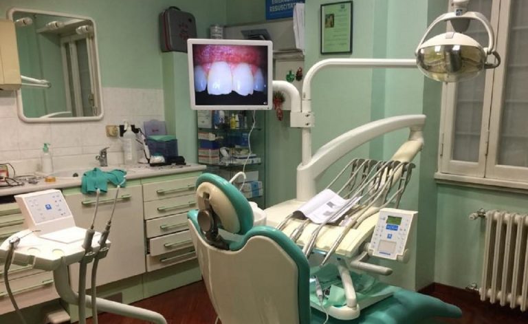 42enne inglese si estrae 2 denti da solo a causa dell'emergenza Coronavirus