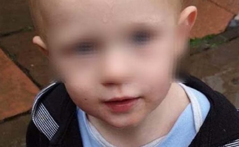 Un bimbo è morto impiccato per essere rimasto intrappolato in una corda per legare le tende