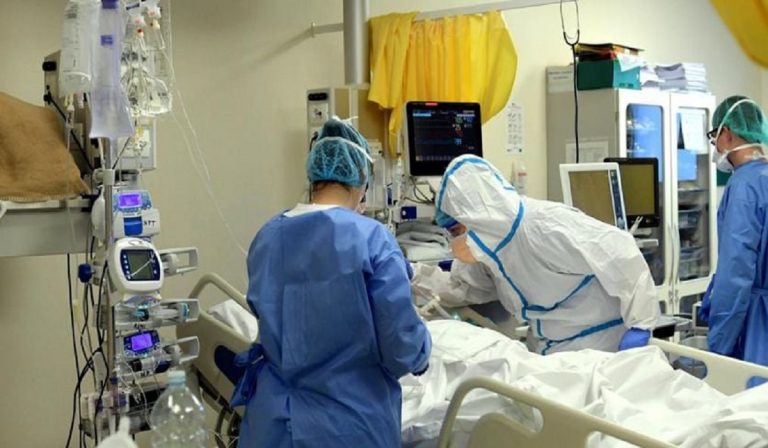 Ospedali pieni in Campania, il Covid costringe riconversione