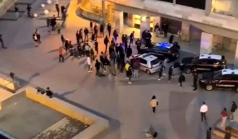 Covid sassi bastoni contro polizia