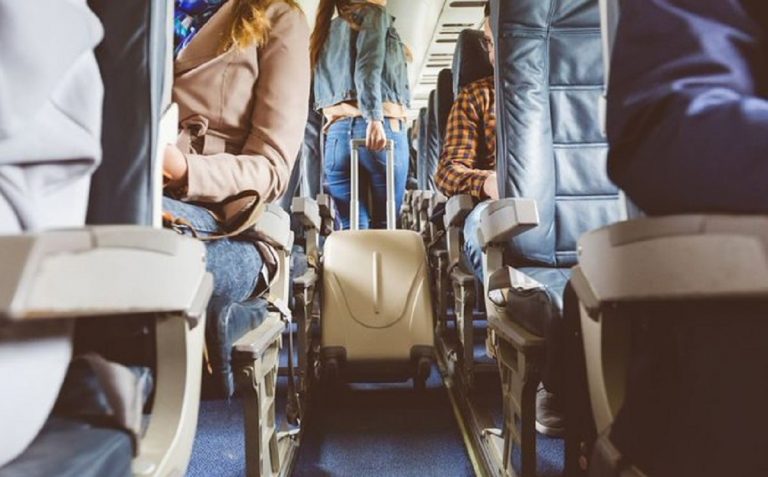 Giovane donna affetta da Coronavirus si sente male in aereo e poco dopo muore