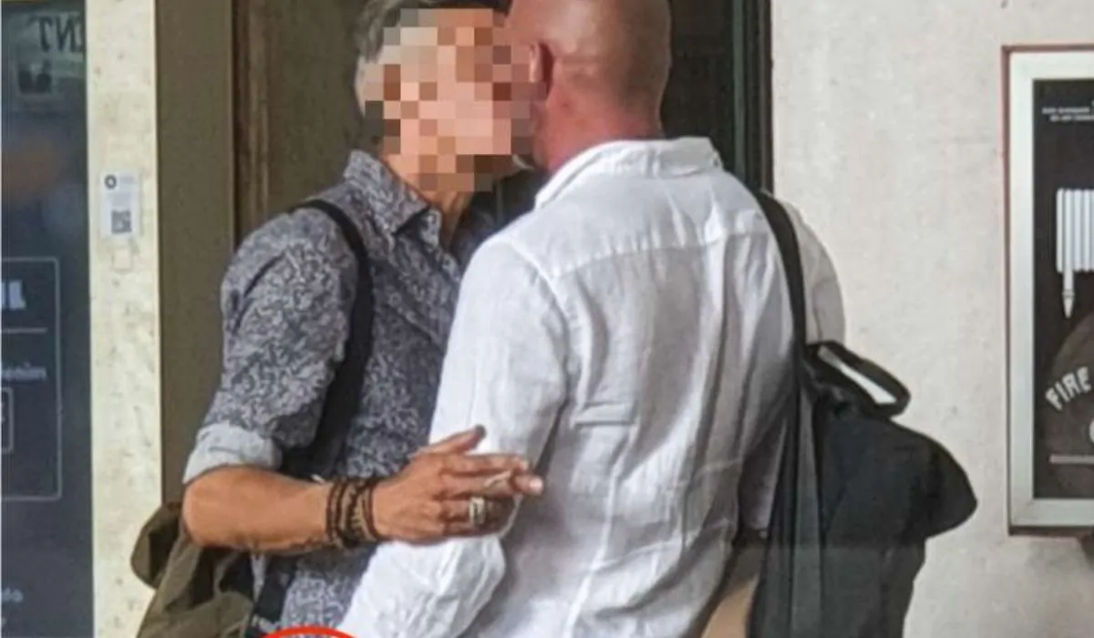 Ligabue bacio gay