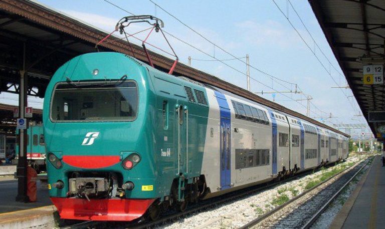 Monte Mario: donna tenta suicidio sui binari ferroviari, ma viene salvata dalla polizia