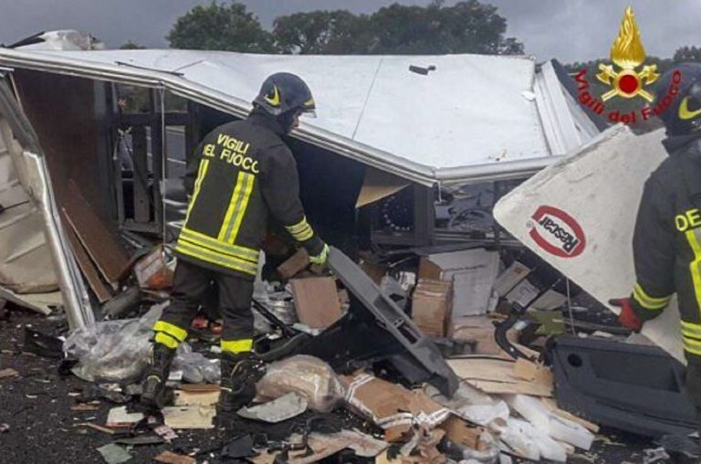 Oristano, furgone contro tir: morto 25enne