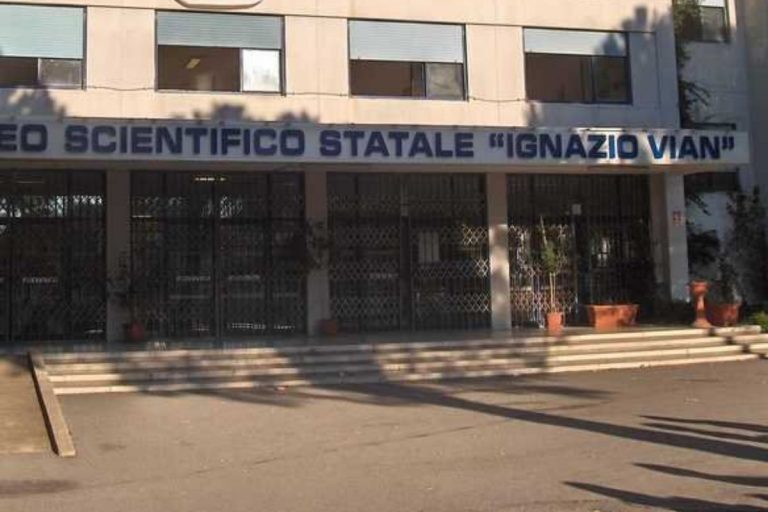 Professore non vuole indossare la mascherina