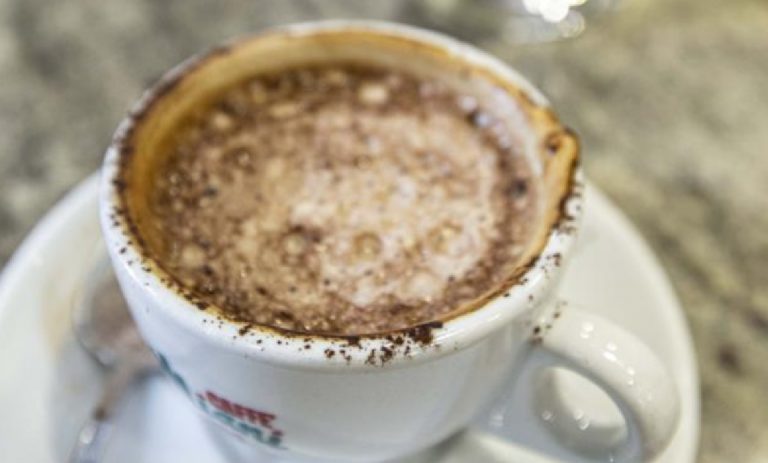 Versa ansiolitici nel cappuccino della collega