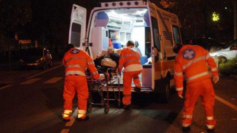 ambulanza auto piomba su piazza