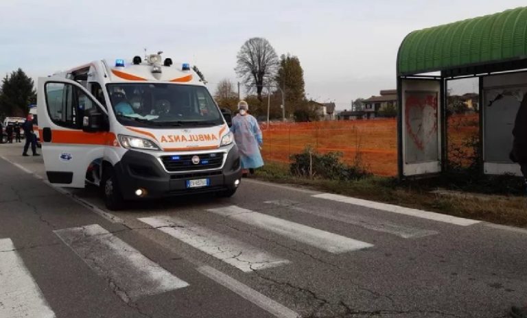 Auto travolge persone a Cava Manara