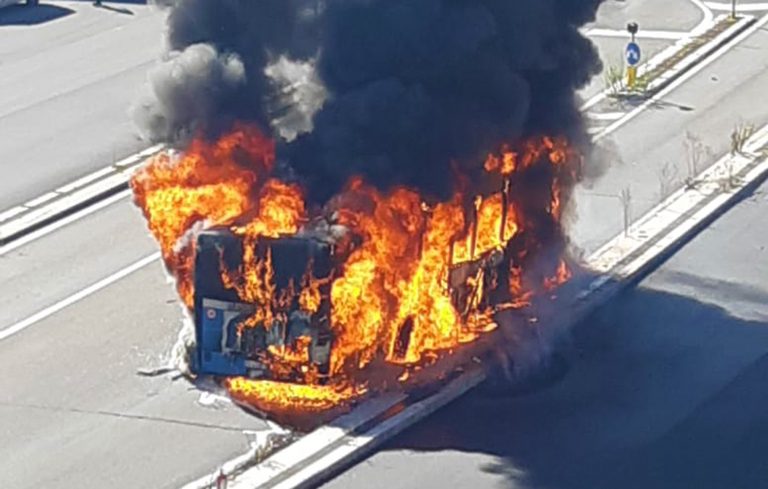 autobus in fiamme roma 768x489