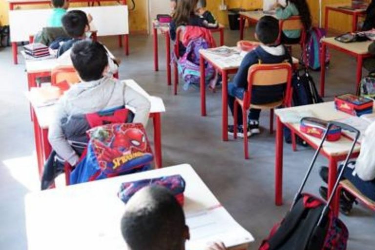 bambina scuola lubrificante intimo
