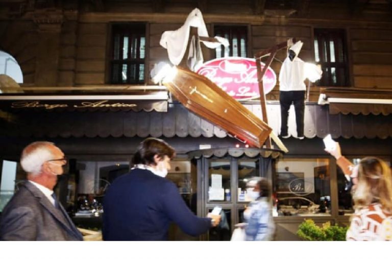 Bara camerieri impiccati Napoli