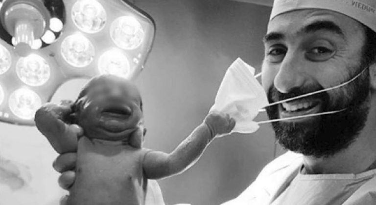 Bimbo toglie mascherina a medico