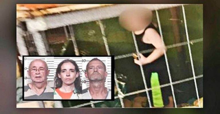 Bimbo rinchiuso in gabbia tra le carcasse di animali