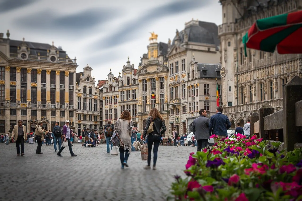 gente cammina piazza bruxelles