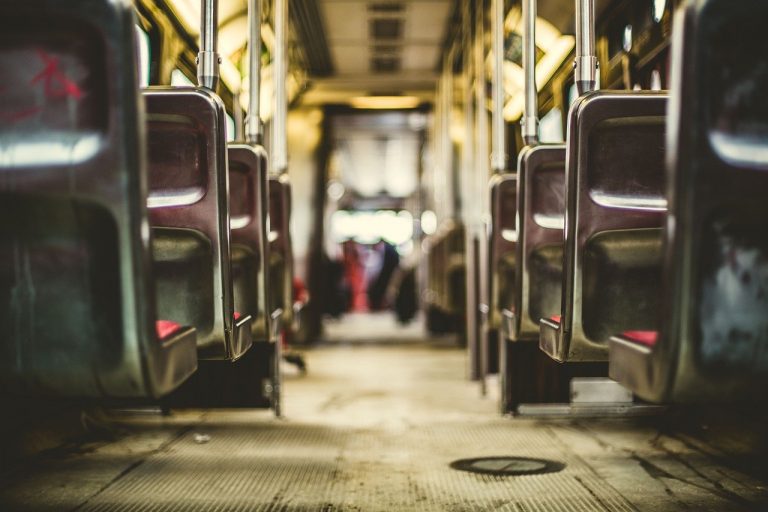 In bus senza mascherina e con sigaretta accesa: picchiano autista