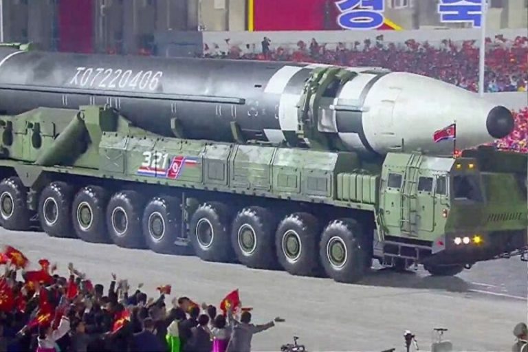 corea del nord missili parata