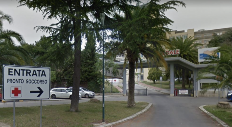 Covid, 18enne con polmonite ricoverato