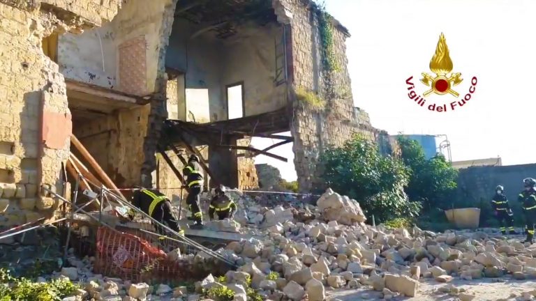 crollo palazzina napoli 768x432