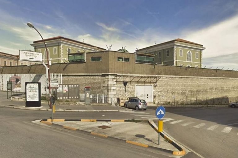 detenuto stacca orecchio agente