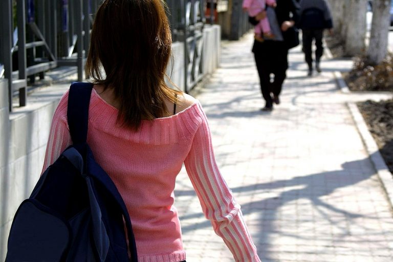 Multa salata per donna in giro con gonna e senza mascherina