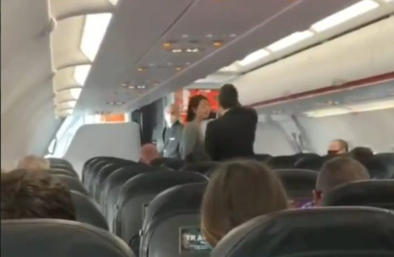 donna senza mascherina aereo