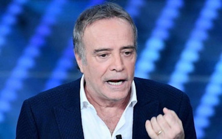 Enrico Montesano senza mascherina