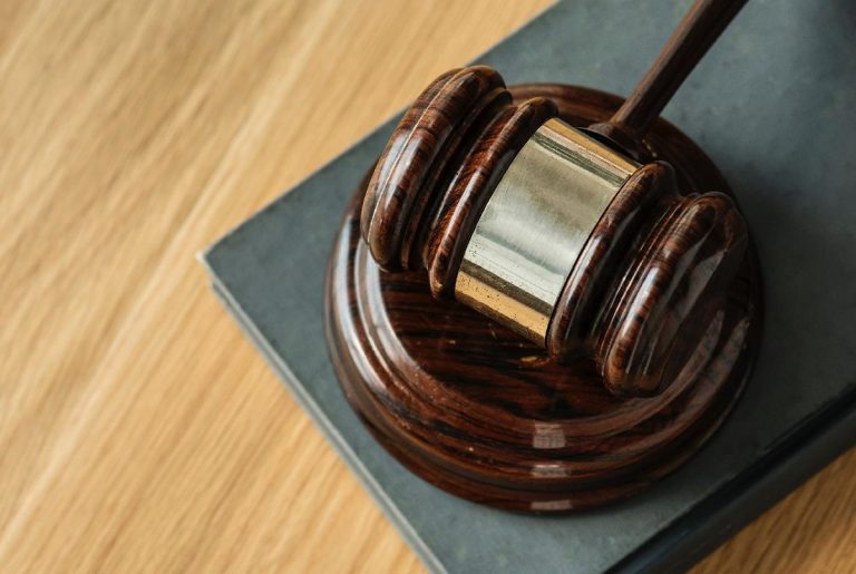 Giudice cancella debito da 500mila euro a un artigiano