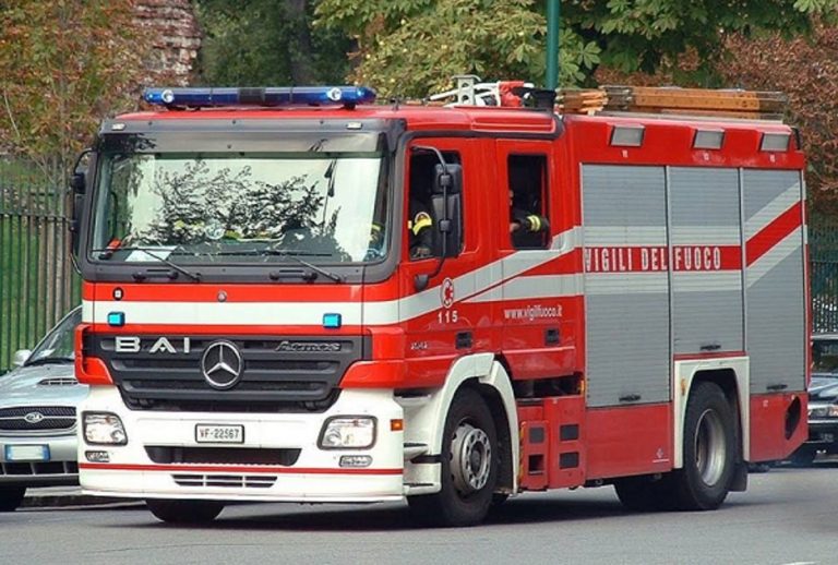 Roma, incidente sulla via Laurentina causato dallo scontro fra 2 auto: 3 feriti