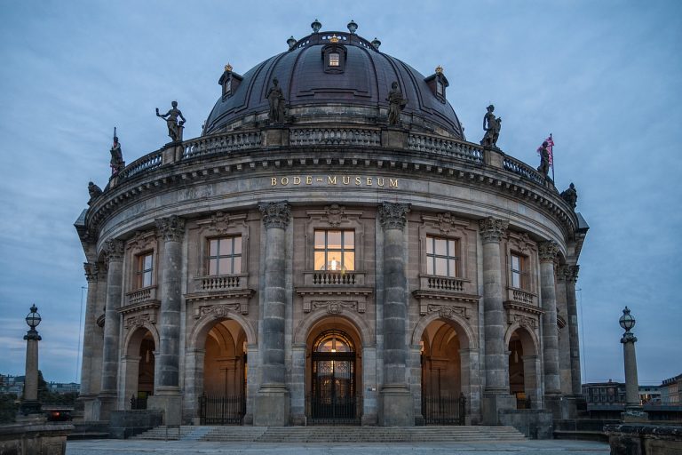 Imbrattate 70 opere nei musei di Berlino