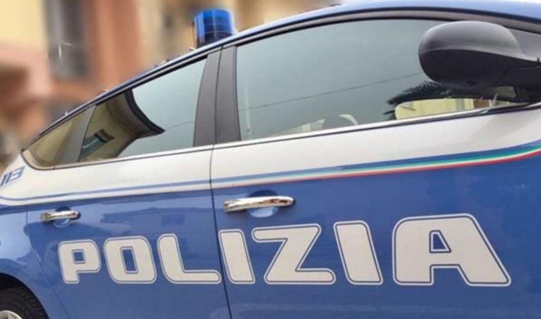 La polizia durante loperazione a Caltanissetta