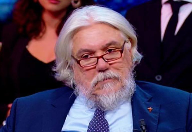 &quot;Andrà tutto bene&quot; all'ingresso di Auschwitz, polemica su Meluzzi