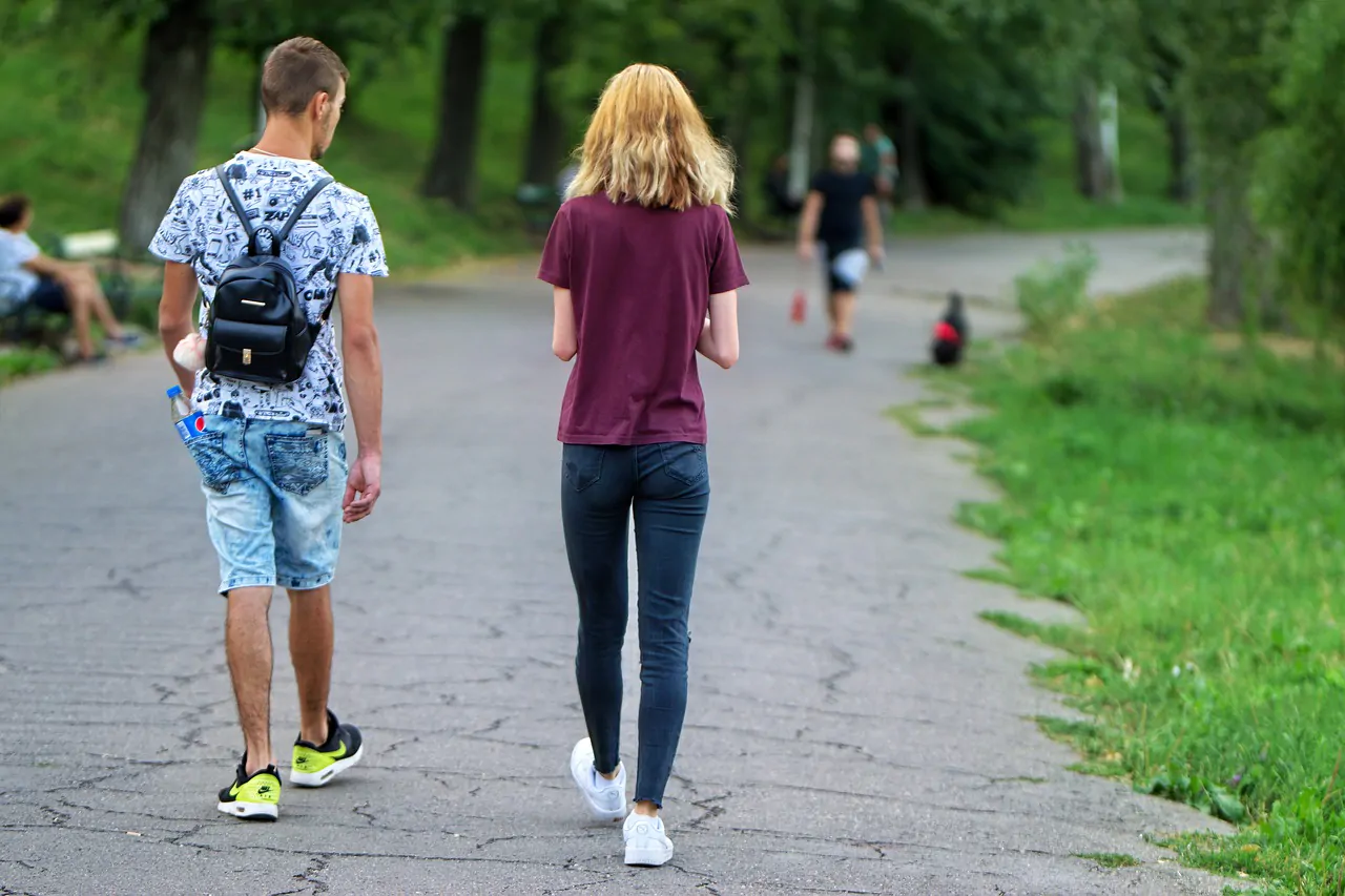 ragazzi camminano nel parco