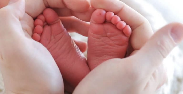 Dichiarato morto, neonato inizia a piangere