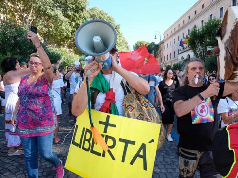 No mask in piazza tra forfait e scontri