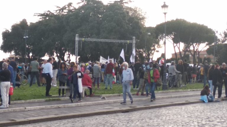 Roma, a manifestazione no mask volantini onoranze funebri